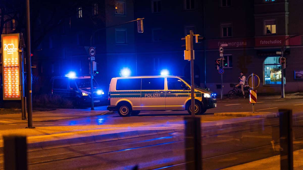 „Leibesvisitationen“ bei Minusgraden und „riesiger Sachschaden“: Massive Kritik nach Polizei-Razzia