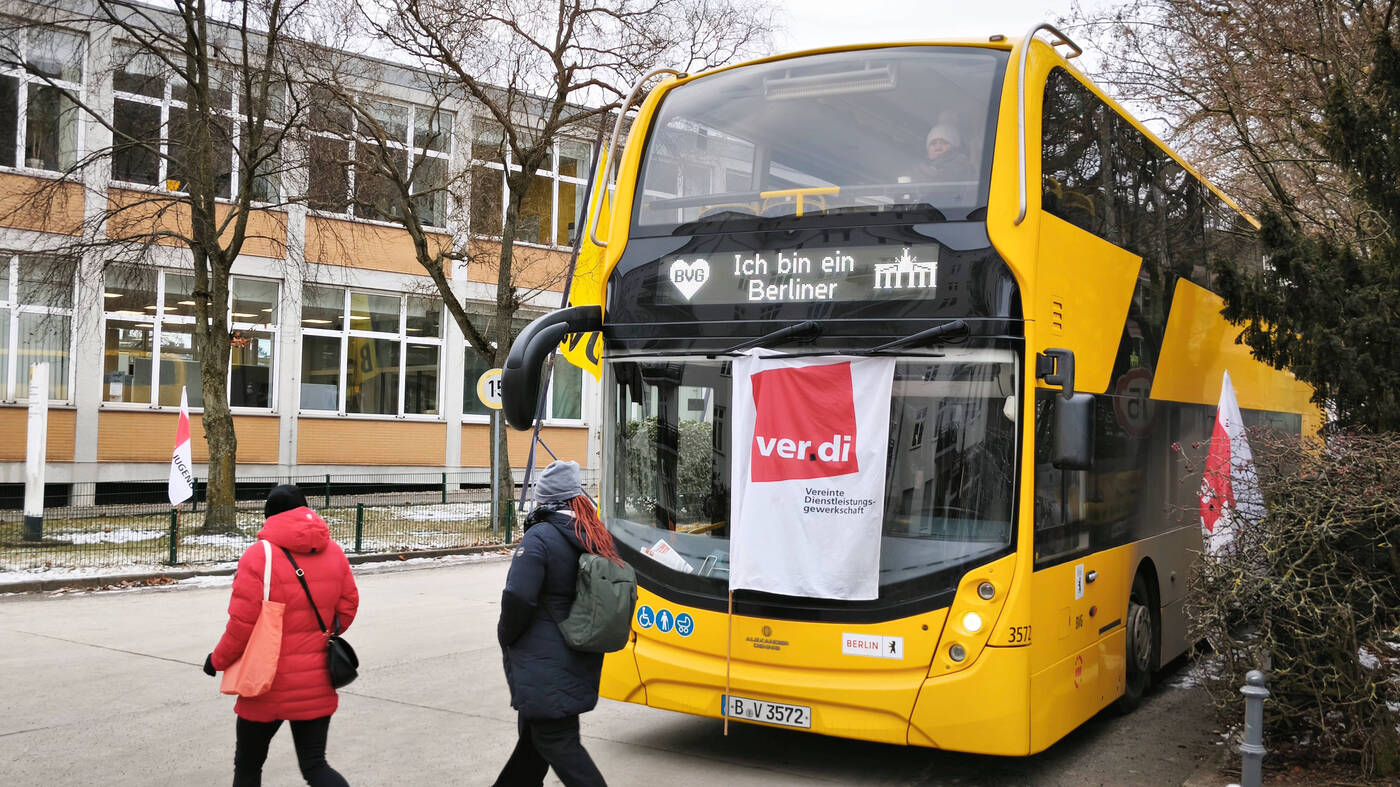 U-Bahnen, Trams und Busse in Berlin fahren am Dienstagmorgen wieder
