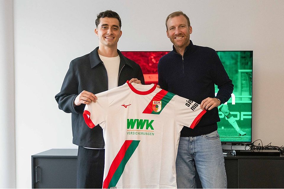 Thomas Kastanaras (li.) wird von Sportdirektor Benni Weber in Augsburg begrüßt.