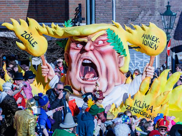 03.03.2025. Düsseldorf. Rosenmontagszug 2025 in der nordrhein-westfälischen Landeshauptstadt. Der Düsseldorfer Karneval feiert 2025 sein 200-jähriges Bestehen Hier die Mottowagen des Karnevalswagenbau-Künstlers Jacques Tilly. Düsseldorf Altstadt am Rathaus/Marktplatz Nordrhein-Westfalen Deutschland *** 03 03 2025 Düsseldorf Rosenmontagszug 2025 in the North Rhine-Westphalian state capital The Düsseldorf Carnival celebrates its 200th anniversary in 2025 Here are the themed floats by carnival float designer Jacques Tilly Düsseldorf Altstadt am Rathaus Marktplatz North Rhine-Westphalia Germany
