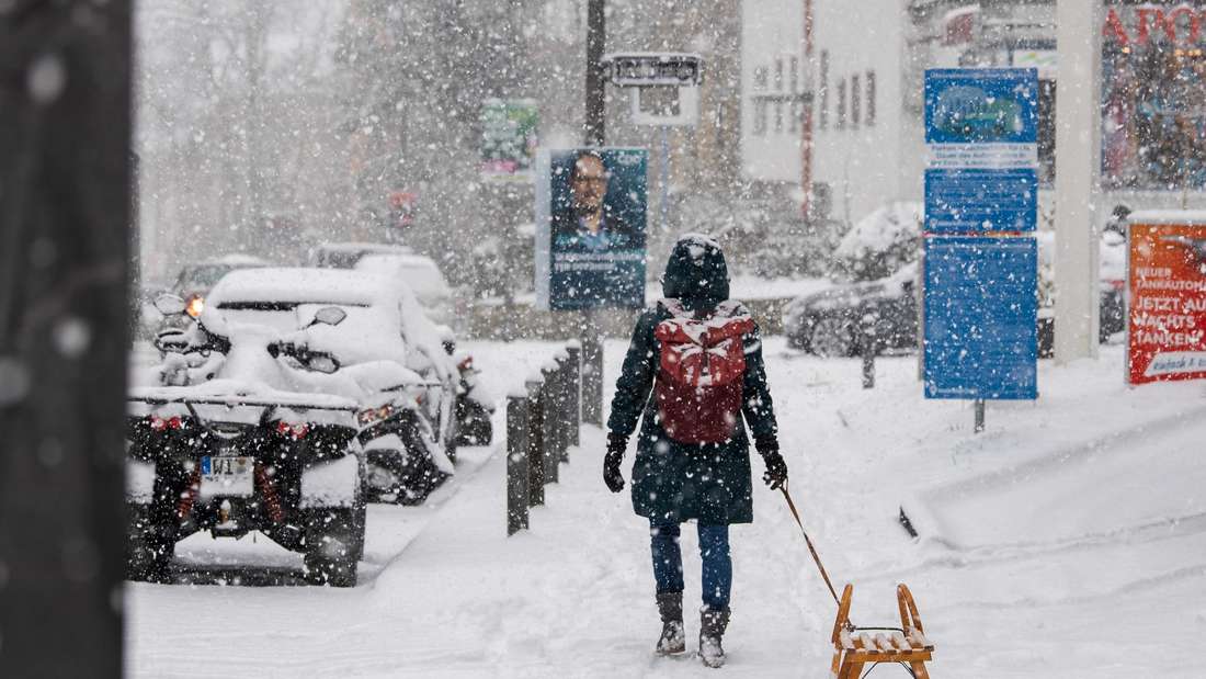In Hessen setzt am Dienstagnachmittag ein starker Schneefall ein und verwandelt das Bundesland von Frankfurt bis Kassel in eine Winterlandschaft.