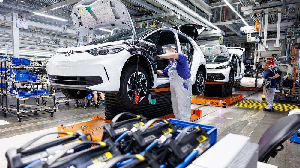 Elektromobilität: In einer VW-Fabrik in Zwickau bauen Mitarbeitende an einem Elektroauto.