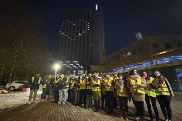 Aktion in der City: Warum am Sonntagabend in Chemnitz ein Herz aufging - Gegen 18 Uhr versammelten sich etwa 300 Angestellte vor dem Hotel Congress.