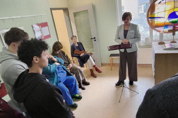 Wenn Seelsorge trägt: Krankenhaus eröffnet Raum der Stille für schwere und leise Momente - Pfarrerin Astrid Kühme hält die Eröffnungsrede für den Raum der Stille.