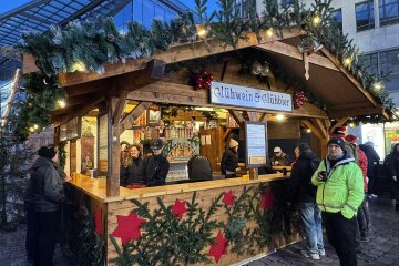 Schluss nach 14 Jahren: Dieses Getränk gibt es künftig nicht mehr auf dem Chemnitzer Weihnachtsmarkt - Aus für Brauhaus Glühbier „Glübi“ auf dem Chemnitzer Weihnachtsmarkt nach 14 Jahren.