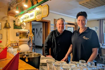 Gaststätte im Erzgebirge schließt: Warum ein Rostocker hier in der Region fehlen wird - Für Ina und Thomas Baase war die Bauernstube 30 Jahre lang ihr zweites Zuhause.