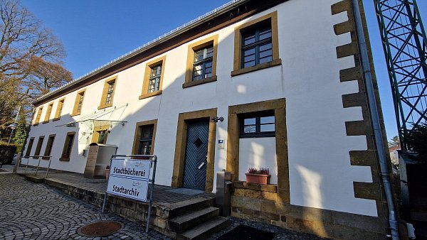 In der Destille neben der Remise sind Stadtbücherei und Stadtarchiv untergebracht. - © Uwe Pollmeier