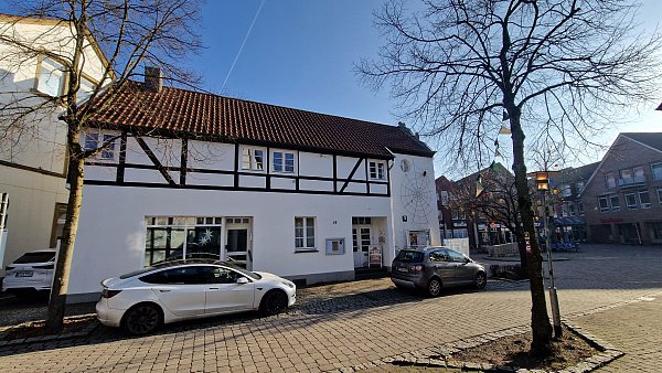 Das Haus Bahnhofstraße 17 ist im städtischen Besitz und soll mittelfristig verkauft werden. - © Uwe Pollmeier