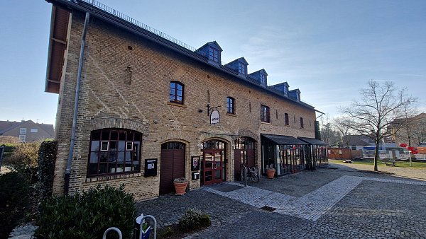 Die Remise: Hier befindet sich derzeit noch das Jugendzentrum. Mit dem Bezug des Neubaus in wenigen Wochen wird hier viel Platz frei. - © Uwe Pollmeier