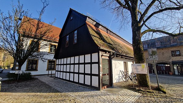 Das Schinkenhaus direkt neben der Destille, in der sich die Haller Stadtbücherei befindet. - © Uwe Pollmeier