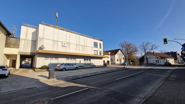 Das frühere Möbelhaus Wolff (Lange Straße 27) mit dem Anbau (Lange Straße 29) soll abgerissen werden. Ebenso die Immobilie Wertherstraße 1 (rechts), in der sich die Regionalstelle des Jugendamts befindet. - © Uwe Pollmeier