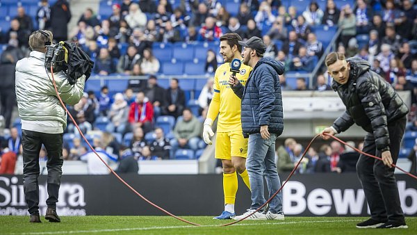 Unvergessen: Bei seinem bislang letzten Auftritt auf der Alm gibt Stefan Ortega im laufenden Abschiedsspiel für Fabian Klos Stadionsprecher Sebastian Wiese ein Interview. - © Sarah Jonek