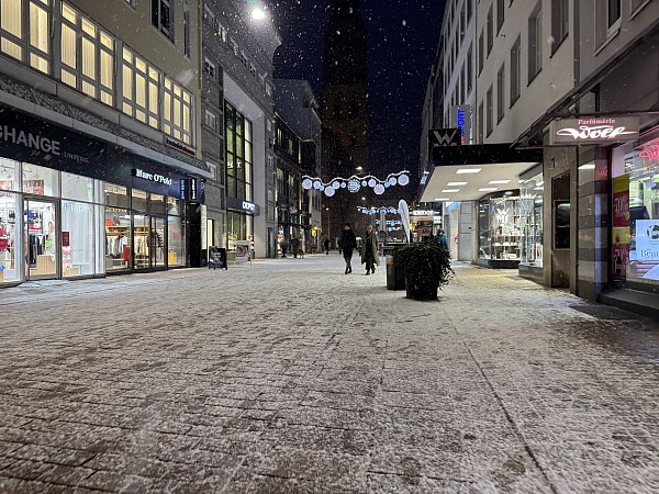 Die Bielefelder Innenstadt ist am Dienstagabend ziemlich leer. - © Paul Brinkmann