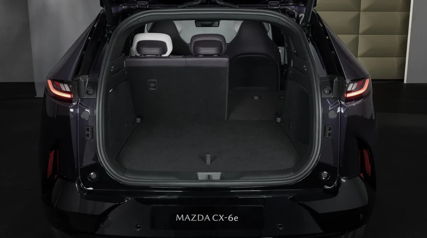 Der Gepäckraum fällt mit 484 Litern nicht übermässig gross aus. Zusätzlich gibt es vorn einen 83 Liter grossen Frunk.