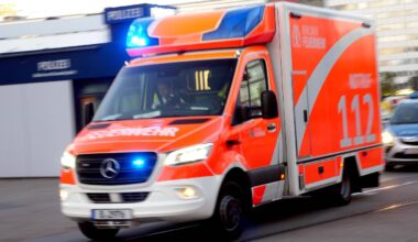 Zwei Mädchen gehen bei Rot und werden von Auto angefahren