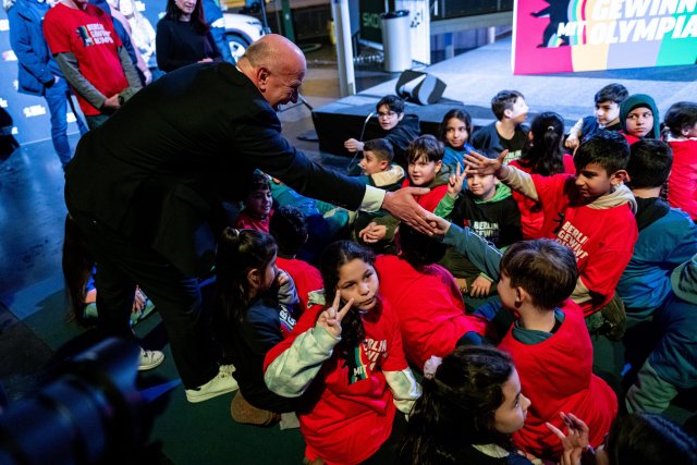 Kai Wegner begrüßt im Velodrom Kinder, für die er Olympische Spiele nach Berlin holen möchte, wie er sagt.