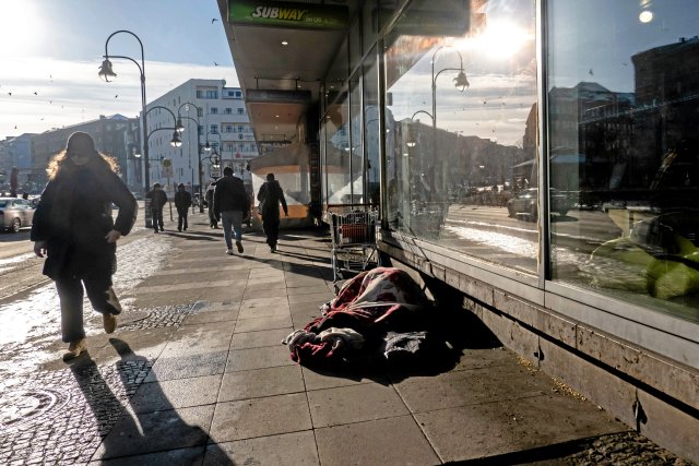Besonders in der Wintersaison wird das Überleben auf der Straße zur Herausforderung. In Berlin leben deutlich mehr Wohnungslose als Notübernachtungsplätze zur Verfügung stehen.