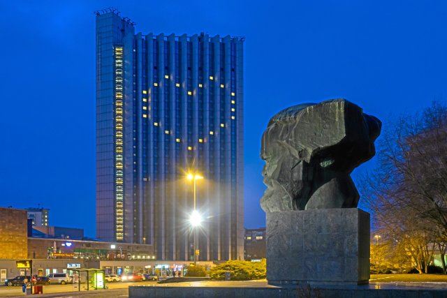 Mit einer Lichtinstallation protestierten Mitarbeiter am Sonntag gegen die Schließung des Congress-Hotels in Chemnitz