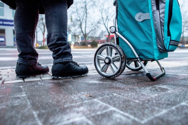 Auf Berliner Gehwegen darf bei Glatteis nun Streusalz zum Einsatz kommen.