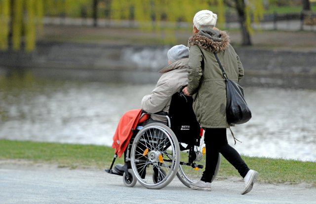 Viele Menschen mit Behinderungen wollen ihre Assistent*innen selbst einstellen.