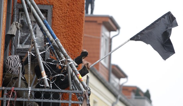 Hausbewohner bei der Räumung der Liebigstraße 14 im Jahr 2011