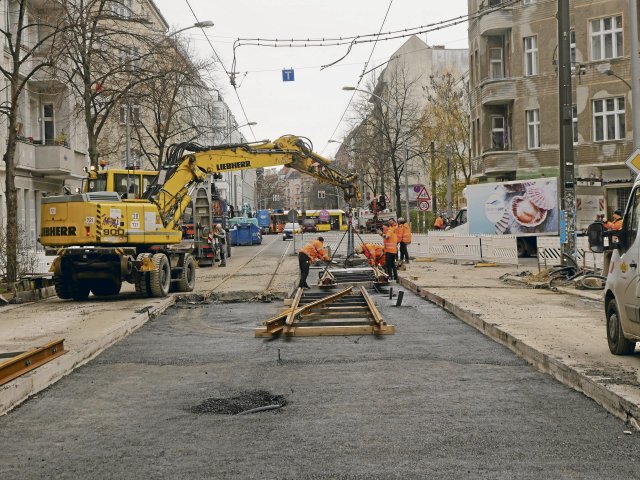 Sanierungsarbeiten an Tramgleisen auf der Boxhagener Straße in Friedrichshain