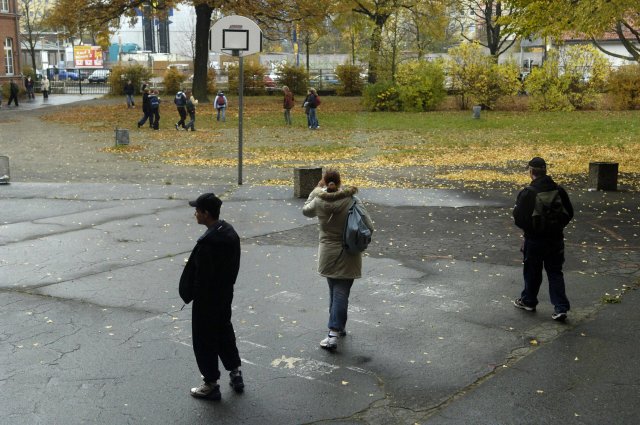 Kinder auf dem Schulhof der Heinz-Brandt-Schule