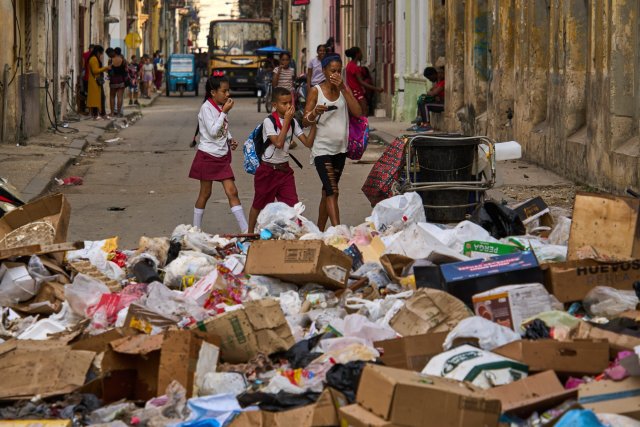 Müll auf der Straße von Havanna. Durch das US-amerikanische Ölembargo feht der kubanischen Müllabführ das Benzin.