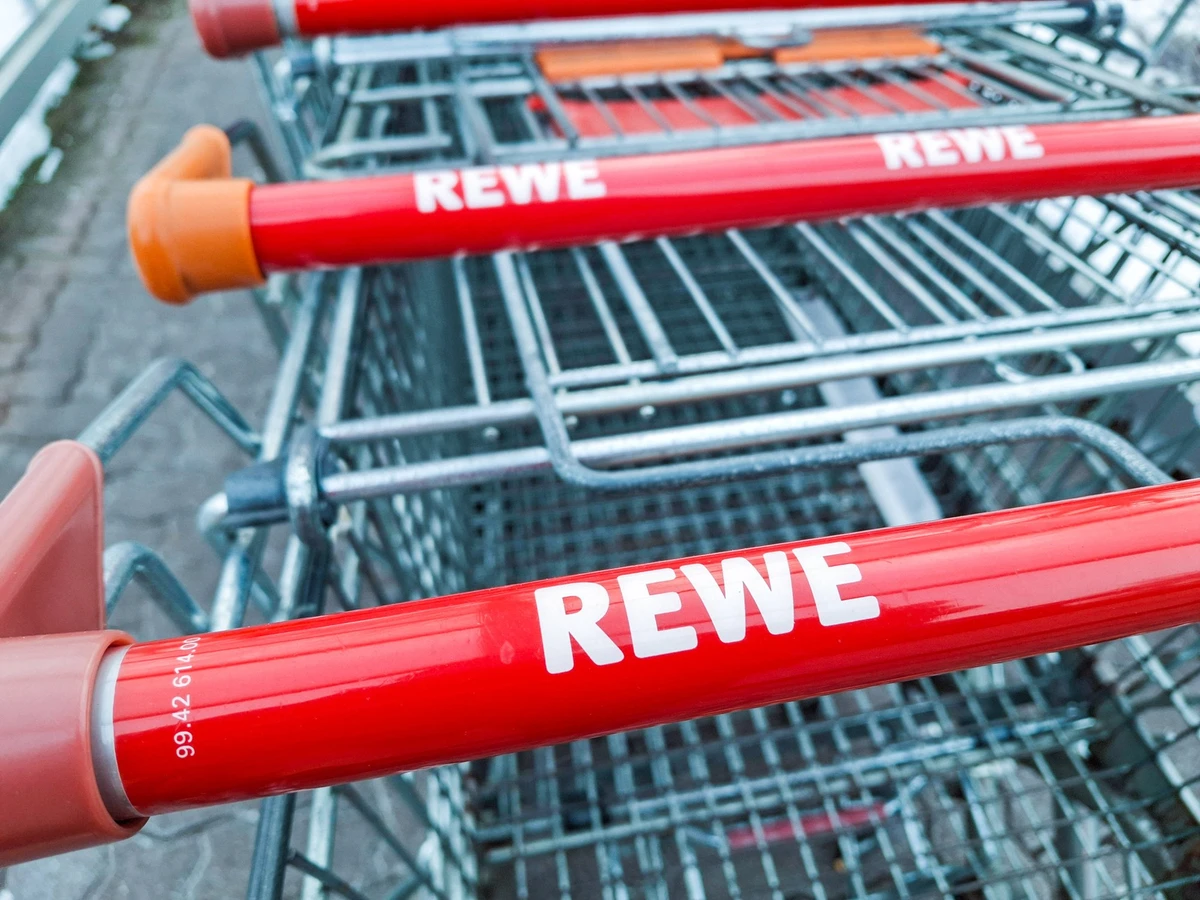 Stockbilder 02/2026 REWE Einkaufswagen *** Stock photos 02 2026 REWE shopping cart Copyright: xLobeca/RalfxHomburgx