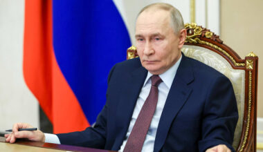 Tote und Verletzte in der Ukraine: Putin bombardiert Geburtsklinik und Linienbus | Politik