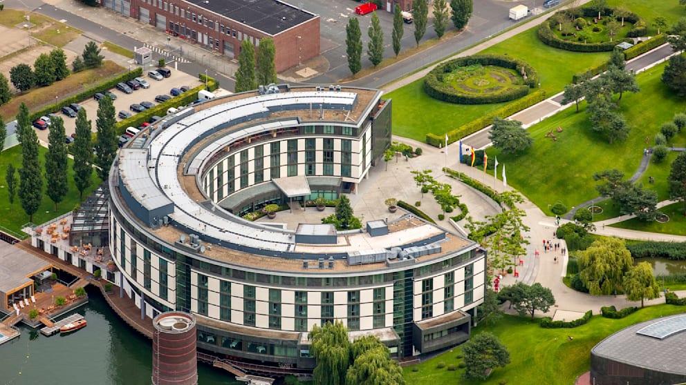 The Ritz-Carlton in der Autostadt Wolfsburg ist allein wegen seiner Architektur unverwechselbar