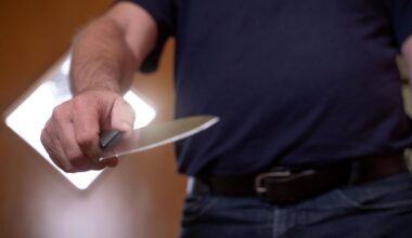 Mann greift seine Ex-Frau in ihrer Wohnung in Bochum mit einem Messer an