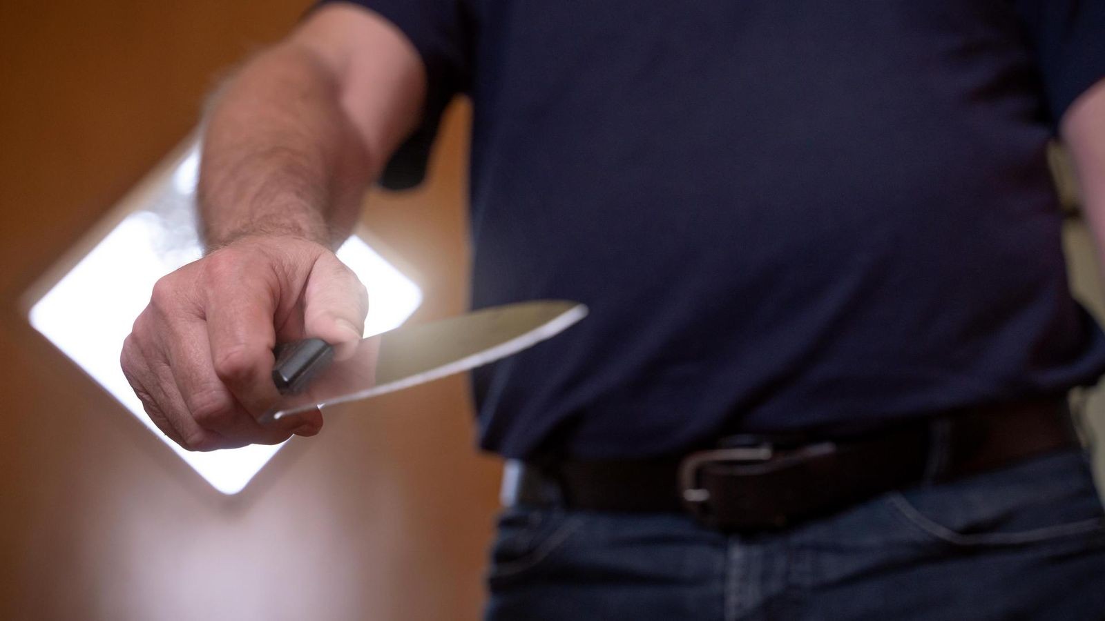 Mann greift seine Ex-Frau in ihrer Wohnung in Bochum mit einem Messer an