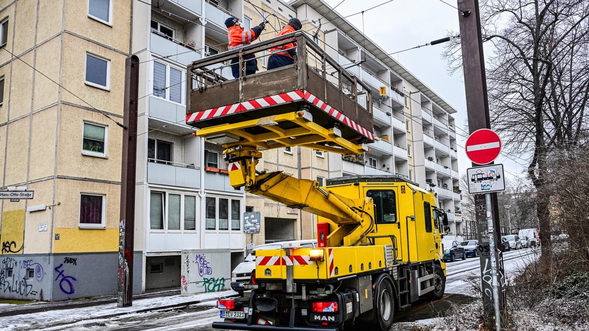 Fachleute der BVG enteisen die Oberleitungen einer Straßenbahnstrecke, fotografiert am 28.01.2026 in Berlin. Straßenbahnen im Osten weiter unregelmäßig, Fachleute der BVG enteisen die Oberleitungen einer Straßenbahnstrecke