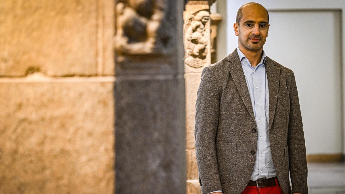 Ahmed Abed in der Eingangshalle des Neuköllner Rathauses. Der Linken-Bezirkspolitiker arbeitet als Rechtsanwalt. Bürgermeisterkandidat für Neukölln Ahmed Abed (Die Linke)