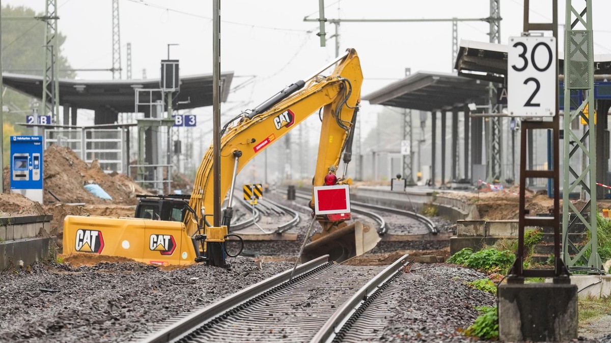 Seit dem vergangenen August saniert die Bahn die viel befahrene Strecke zwischen Berlin und Hamburg. Arbeiten im Bahnhof Ludwigslust