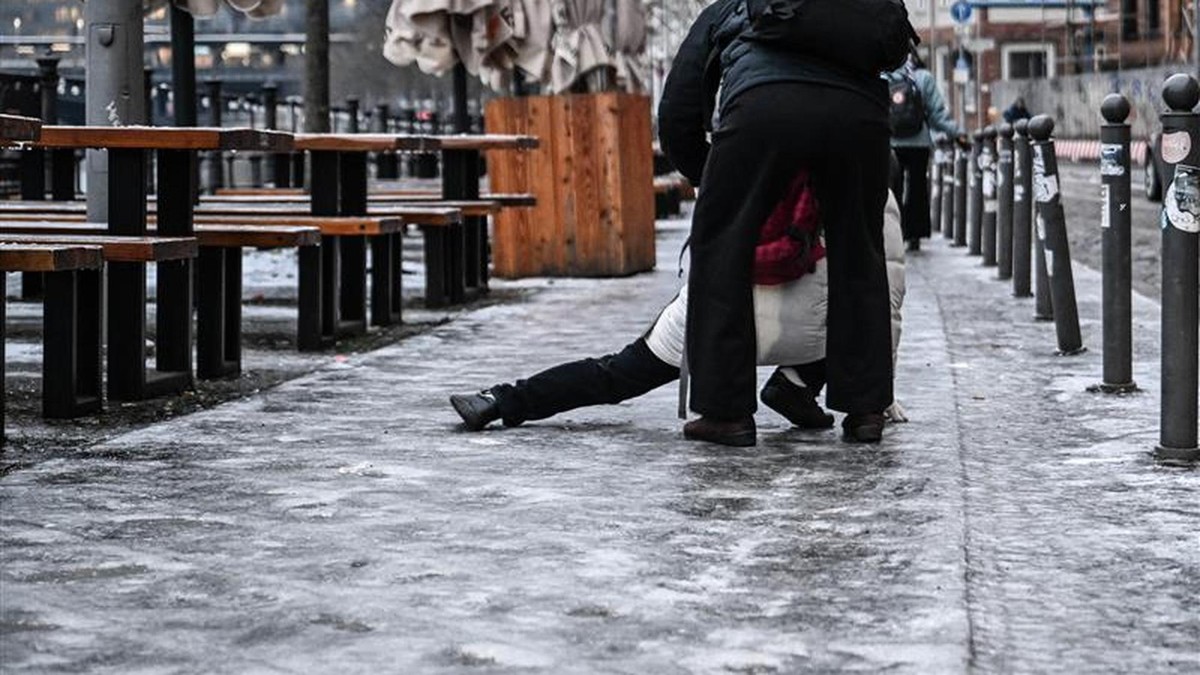 Die Gehwege in Berlin sind spiegelglatt.