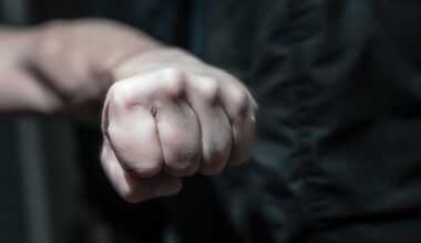 Angriff an Bushaltestelle in Schalke: Trio verprügelt 19-Jährigen