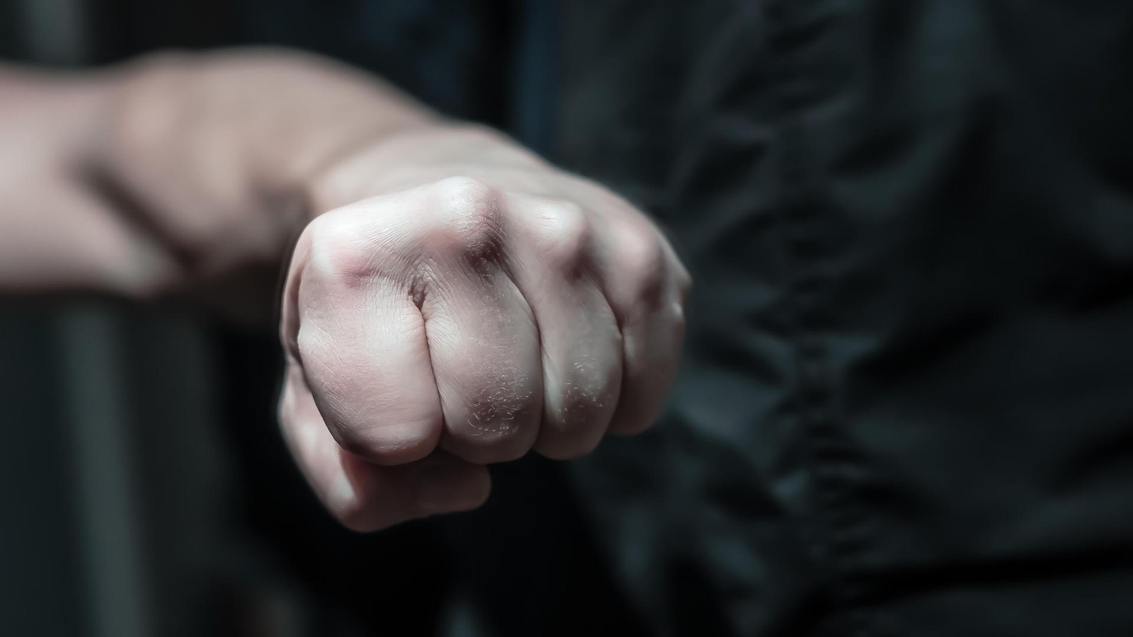 Angriff an Bushaltestelle in Schalke: Trio verprügelt 19-Jährigen