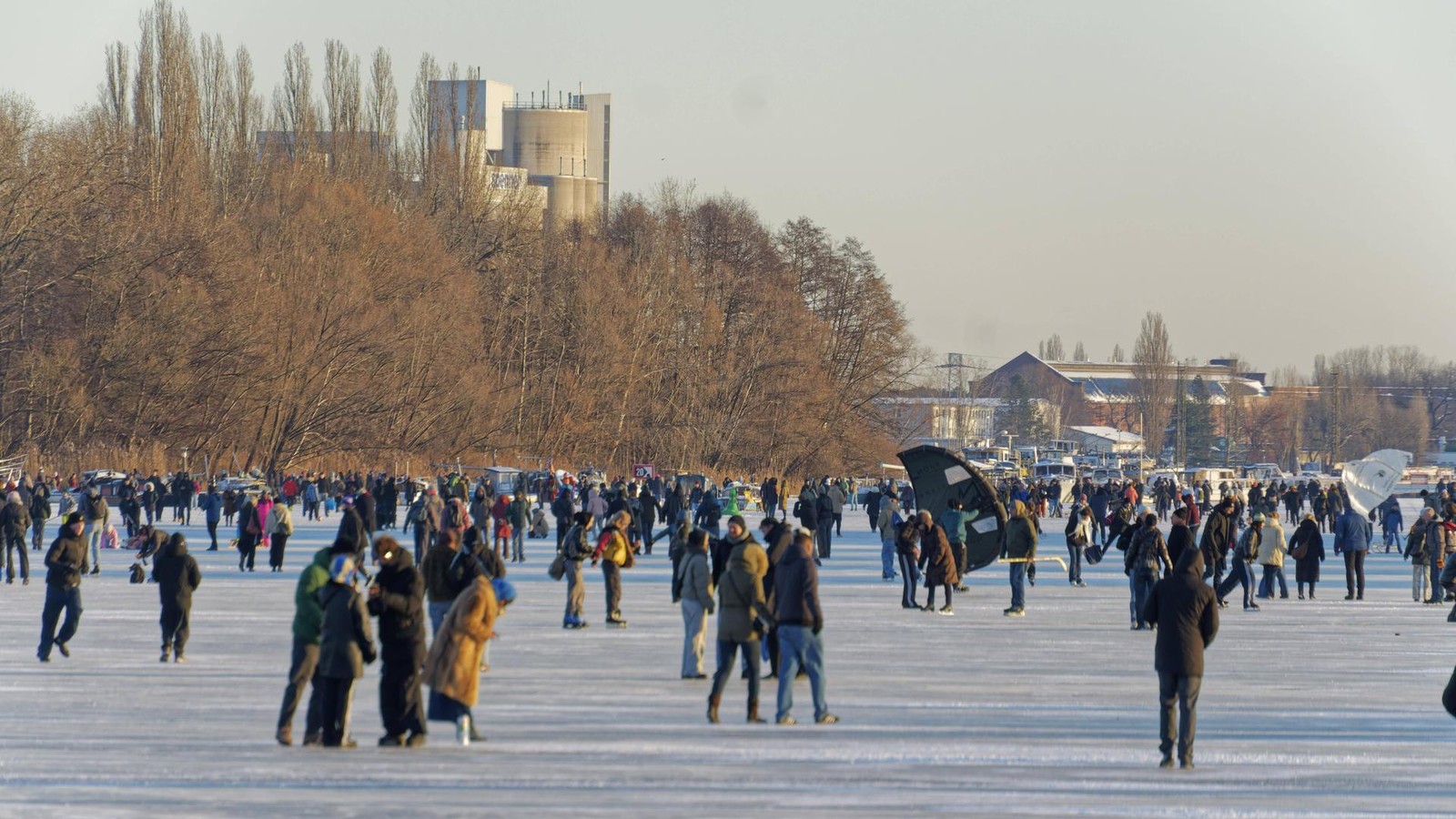 Lebensgefahr auf Eisflächen – Mann tot in Biesdorfer Baggersee gefunden