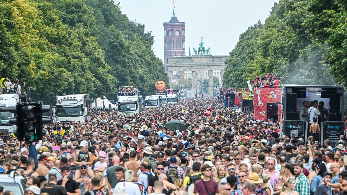 Technoparade „Rave The Planet“ unter dem Motto „Love is stronger“