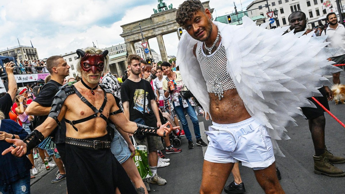 Technoparade „Rave The Planet“ unter dem Motto „Love is stronger“
