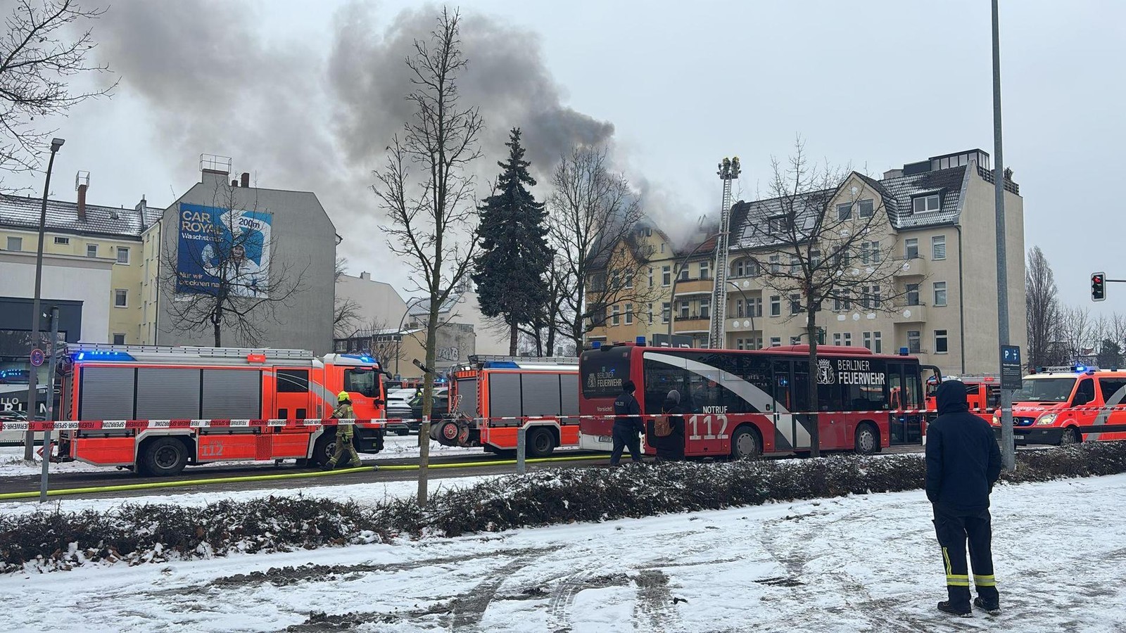 Feuerwehr kämpft in Spandau gegen Dachstuhlbrand – Verkehr eingeschränkt