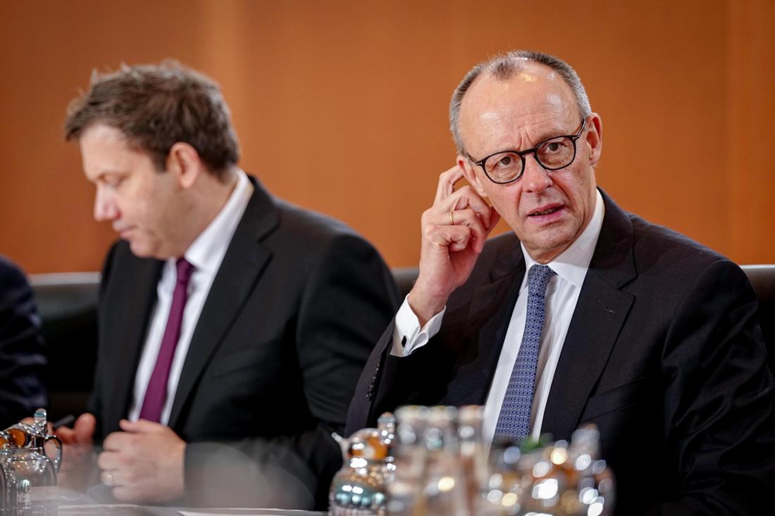 Lars Klingbeil (SPD), Bundesminister der Finanzen, Vizekanzler und SPD-Bundesvorsitzender, und Bundeskanzler Friedrich Merz (CDU) nehmen an der Sitzung des Bundeskabinetts im Bundeskanzleramt teil.