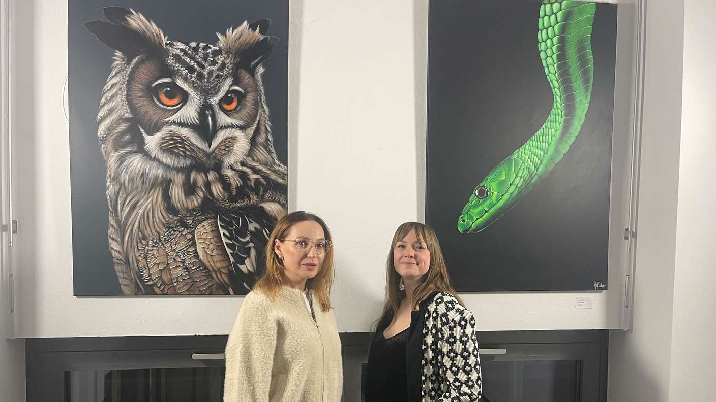 Zwischen Eule und Schlange stehen Eleonora Gutjahr und Juliane Werner (v.l.). Sie sind zwei der drei Künstlerinnen, die im Rathaus Moosinning ihre Werke ausstellen. Jeanette Fischer, von der die obigen Bilder stammen, war bei der Midissage krank.