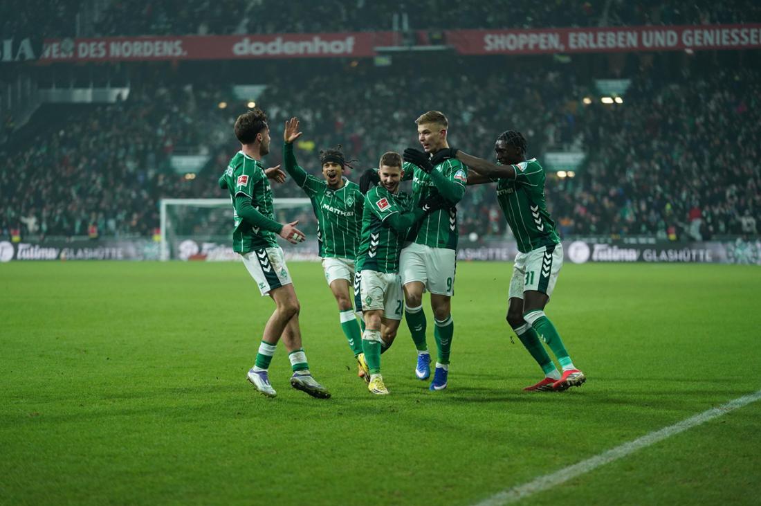 Werder Bremen im Liveticker gegen Borussia Mönchengladbach: Keke Topp feiert mit seinen Mitspielern sein spätes Tor zum Ausgleich.