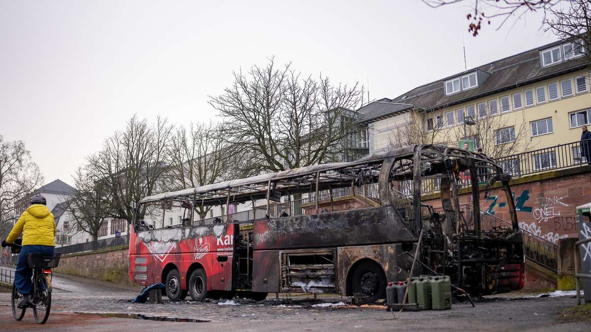 Mannschaftsbus von Eintracht-Gegner brennt in der Nacht am Mainufer – „Angriff überschreitet jede Grenze“