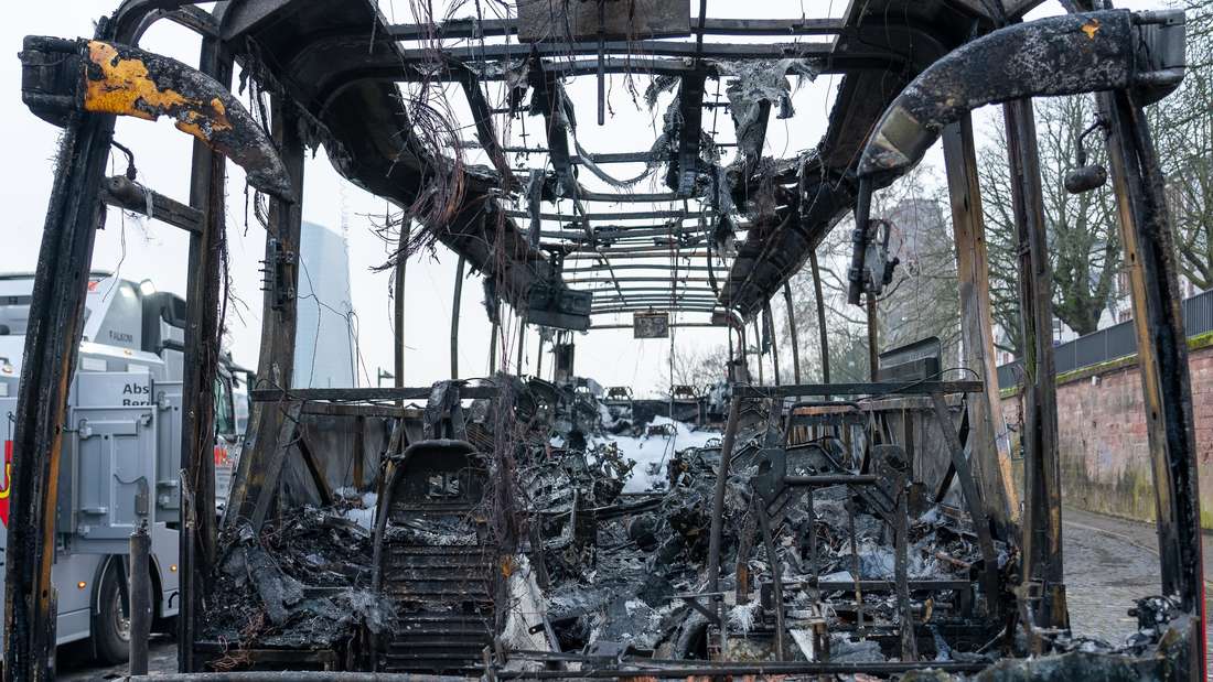 Der Mannschaftsbus der Nachwuchsmannschaft des Halleschen FC brennt in der Nacht zu Sonntag mitten in Frankfurt aus. Das Fahrzeug war am Deutschherrnufer in Sachsenhausen in Höhe der Alten Brücke geparkt. Der Verein geht von einem gezielten Angriff aus. „Dieser Angriff überschreitet jede Grenze. Er richtet sich nicht nur gegen unseren Verein, sondern gegen die Werte des Sports und unserer Gesellschaft insgesamt.“ Die U19-Mannschaft war für ein Freundschaftsspiel bei Eintracht Frankfurt in der Stadt.