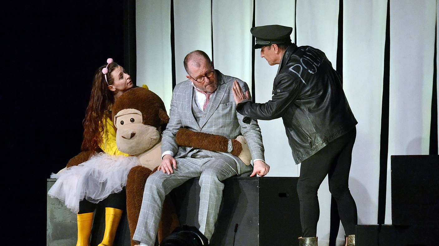 Szene aus "Achtsam Morden" des Landgraf Theater auf Einladung der Volksbühne Maintal: Stephan Bürgi (rechts) und Ronja Jenko (links) stemmten mit großer Präzision das gesamte Personal aus Unterwelt, bürgerlichem Alltag und staatlichen Institutionen. Den gestressten Anwalt  Björn Diemel gibt Martin Lindow (Mitte).