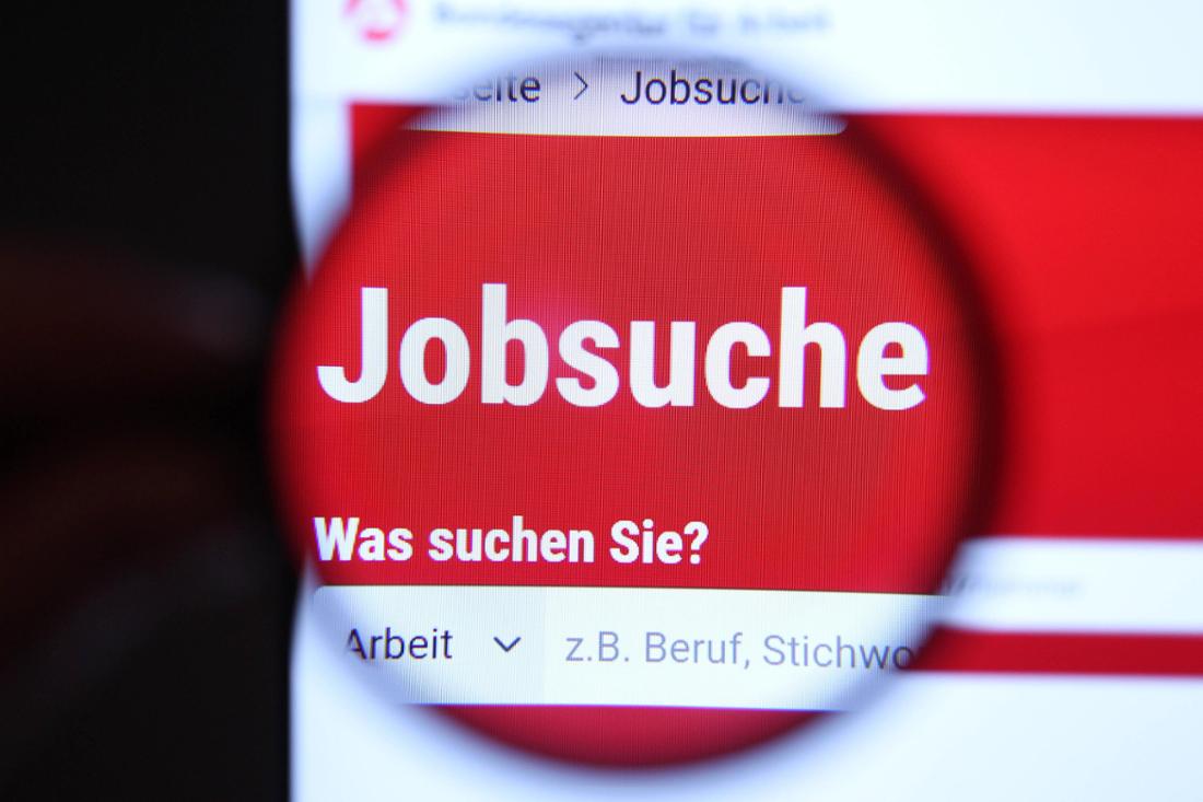 Auf einem Laptop wurde die Website der Agentur für Arbeit mit der Suchmaske Jobsuche aufgerufen.